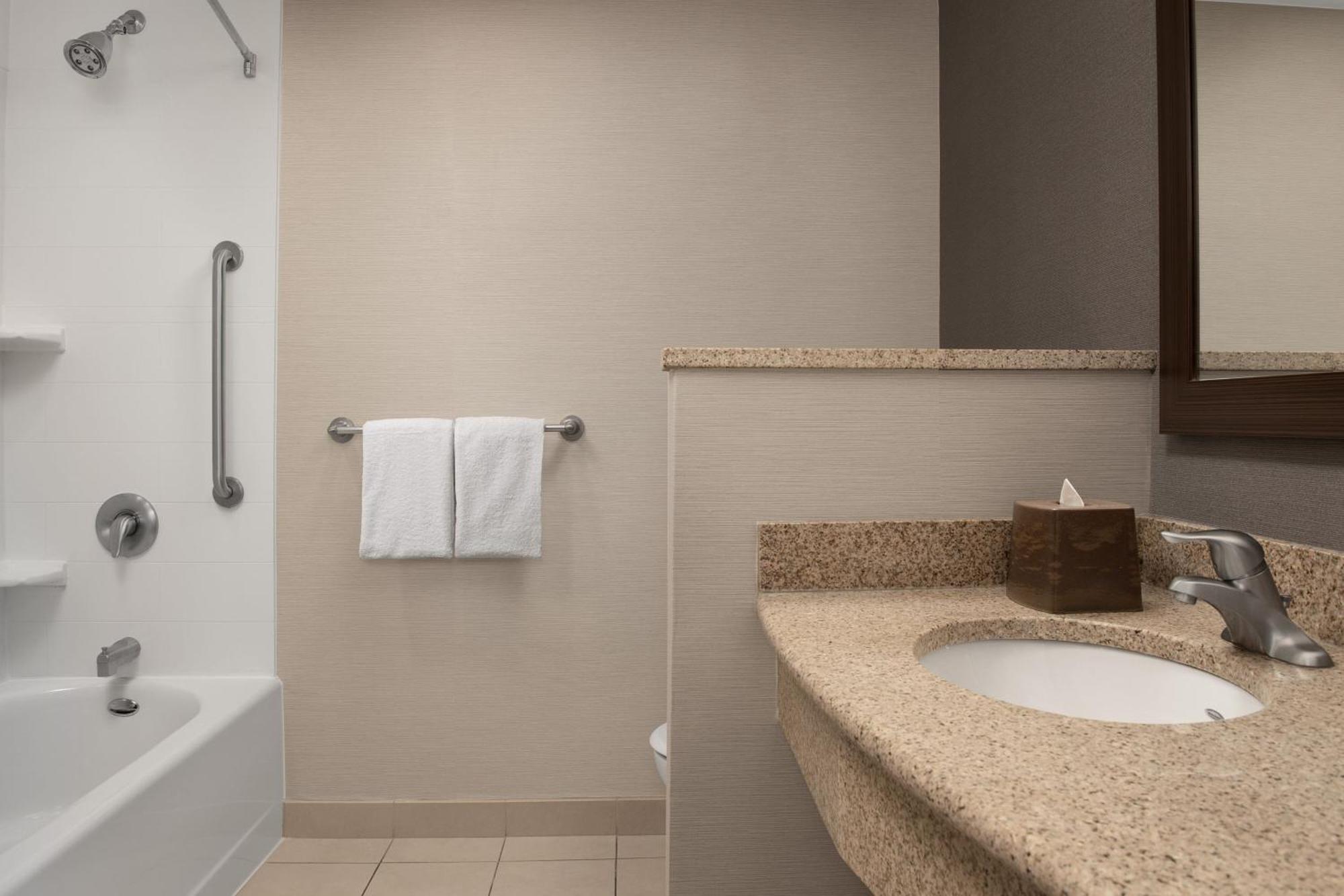 Courtyard By Marriott Syracuse Downtown At Armory Square Hotell Exteriör bild